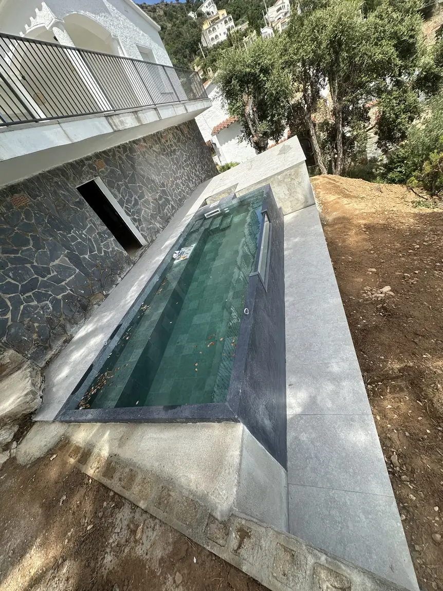 Piscina de obra en Roses · Acabado y entorno