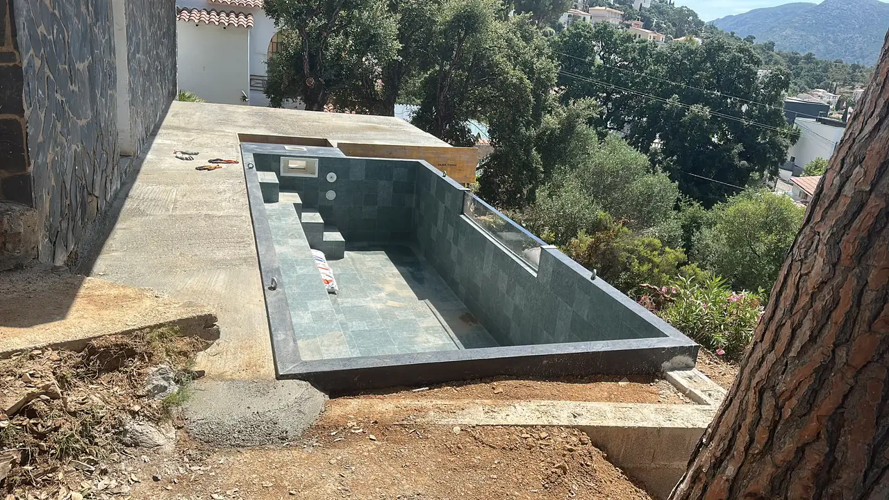 Piscina de obra en Roses · Losa de hormigón