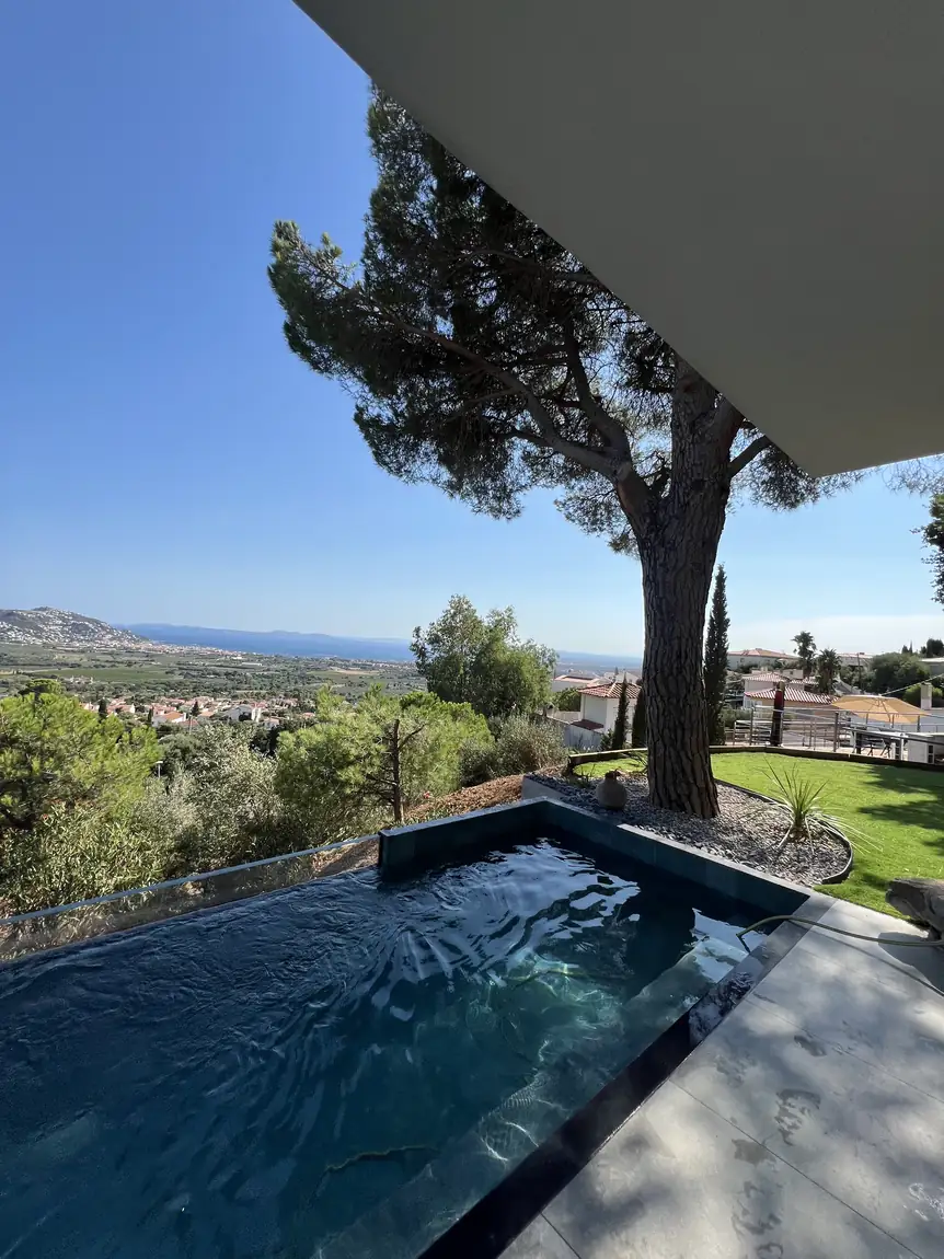Piscina de obra en Roses · Acabado y entorno