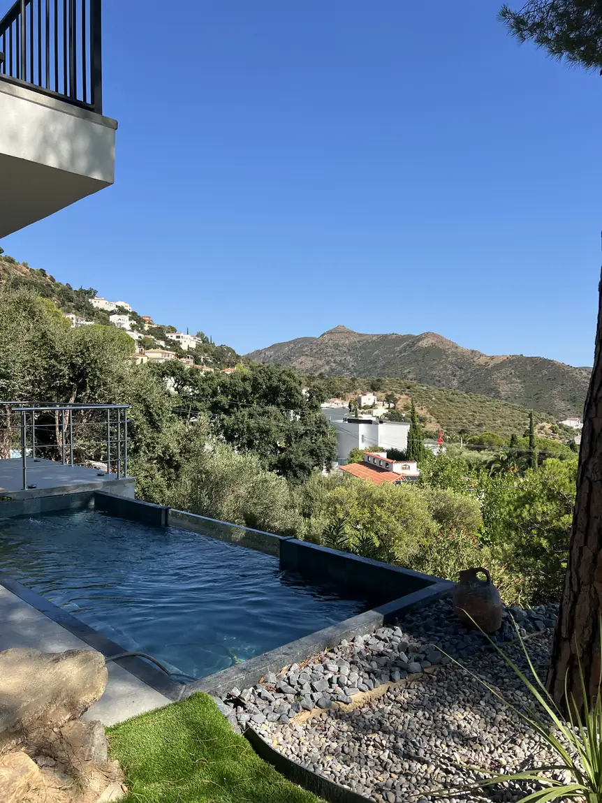 Piscina de obra en Roses · Acabado y entorno